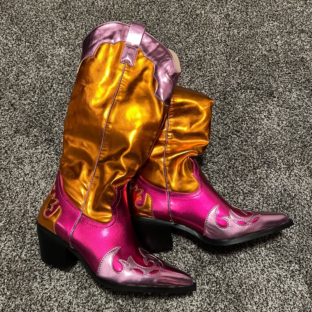 Gorgeous metallic boots! Never worn